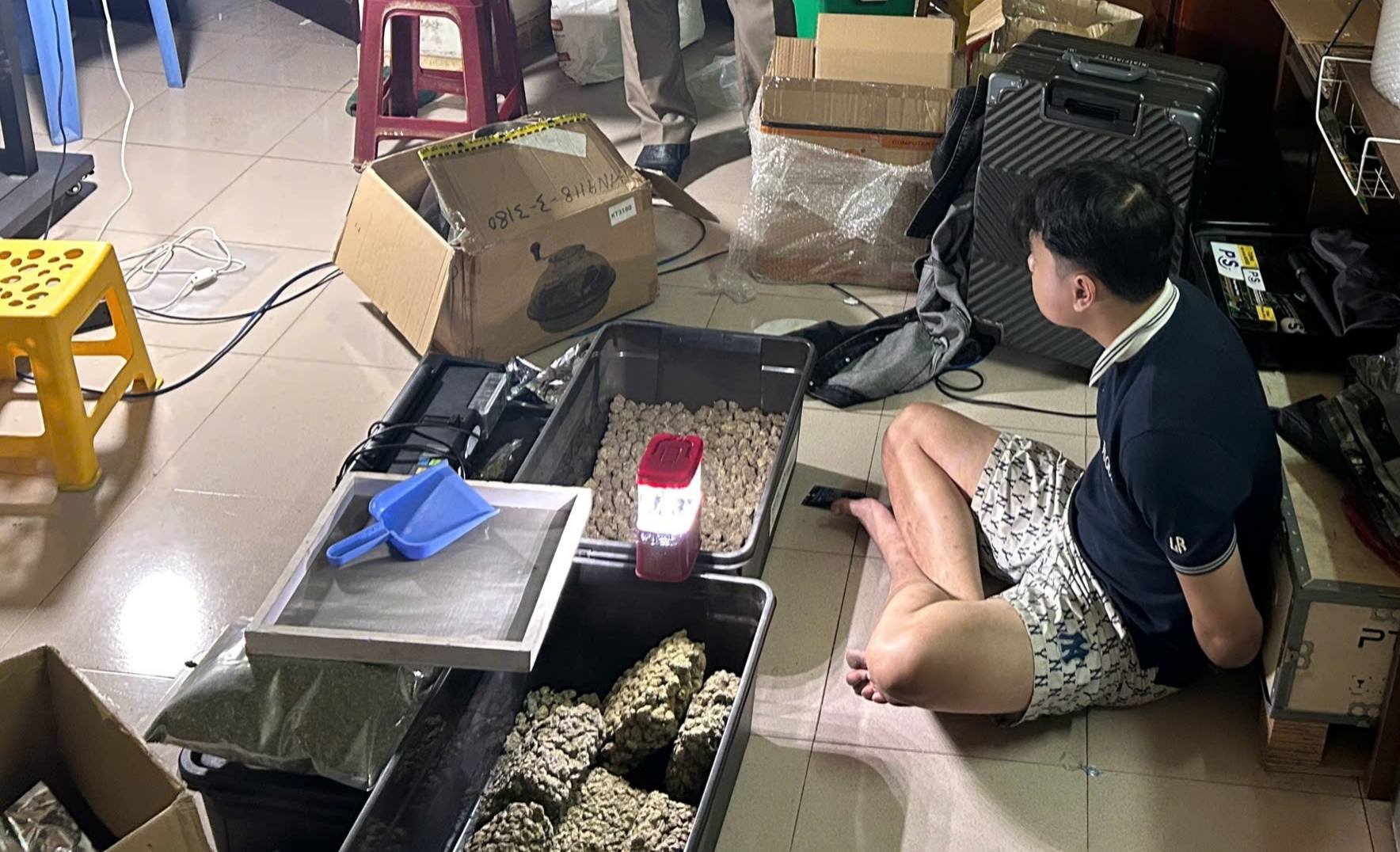 Đột k&iacute;ch ng&ocirc;i nh&agrave; số 745, bắt Đỗ Hữu Duy sinh năm 2003 trong chuy&ecirc;n &aacute;n lớn nhất- Ảnh 5.