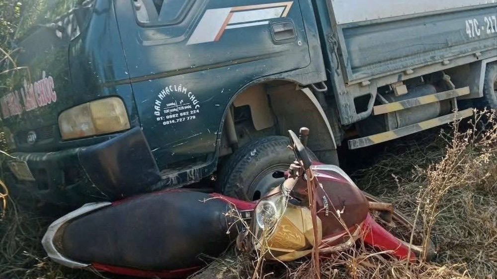 Hiện trường vụ xe tải kh&ocirc;ng người l&aacute;i tr&ocirc;i tự do, t&ocirc;ng tử vong ch&aacute;u b&eacute; 10 tuổi- Ảnh 1.