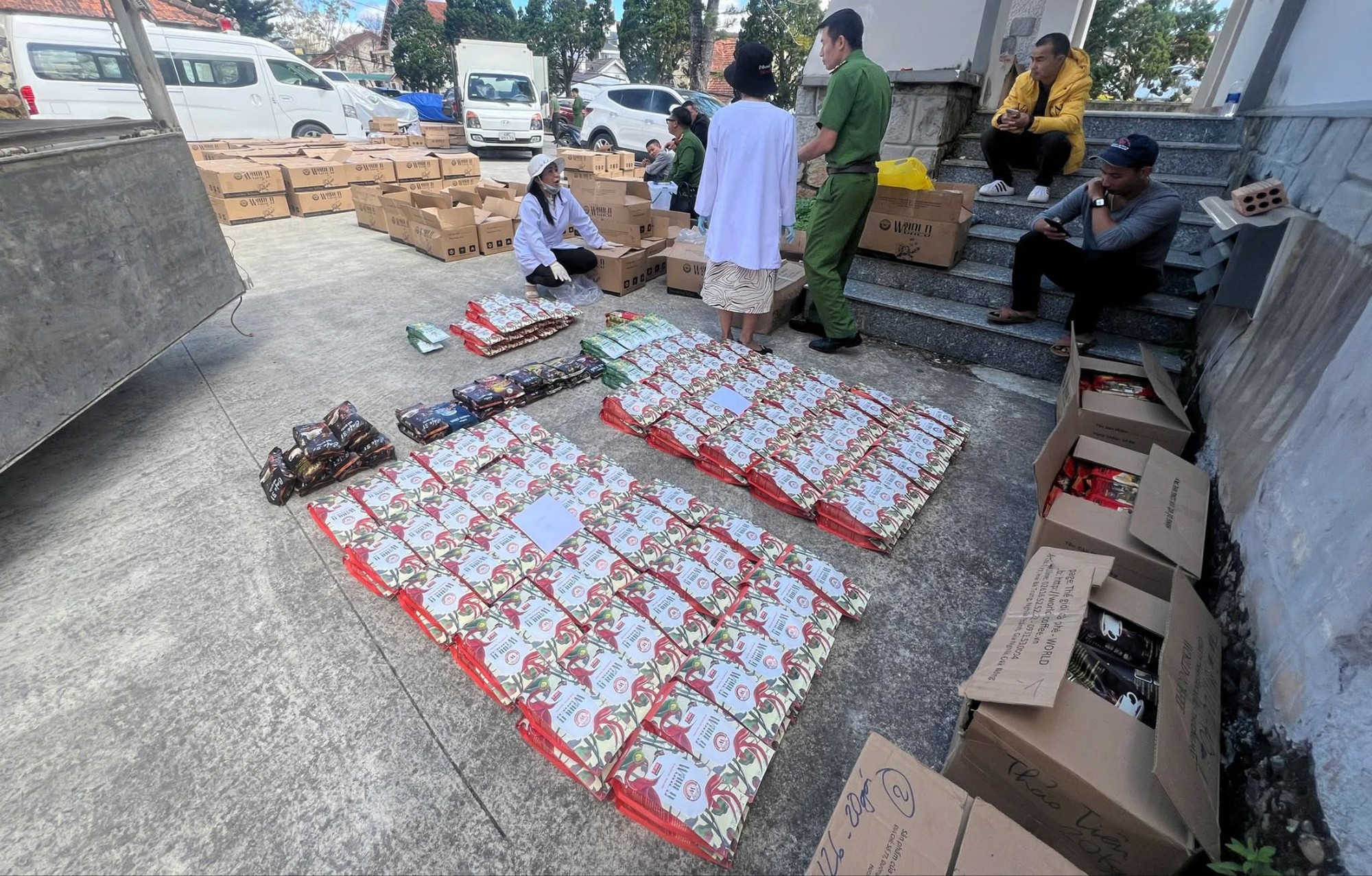 Bắt quả tang hơn 7 tấn c&agrave; ph&ecirc; nghi giả chuẩn bị tuồn ra thị trường- Ảnh 1.