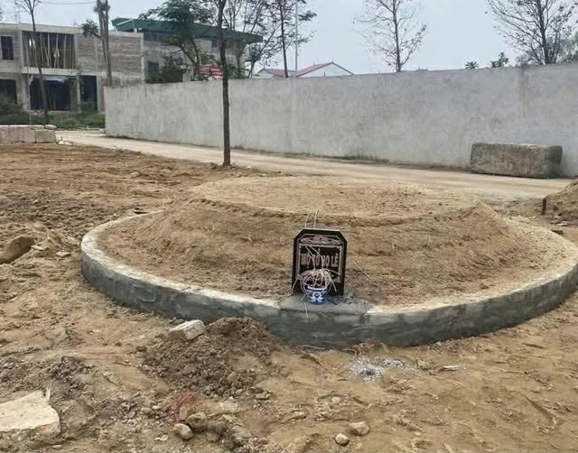 Vụ mua đất, chuẩn bị xây nhà thì xuất hiện ngôi mộ tổ ở Nghệ An: Thông tin mới nhất- Ảnh 1. Vụ mua đất, chuẩn bị xây nhà thì xuất hiện ngôi mộ tổ ở Nghệ An: Thông tin mới nhất- Ảnh 1.
