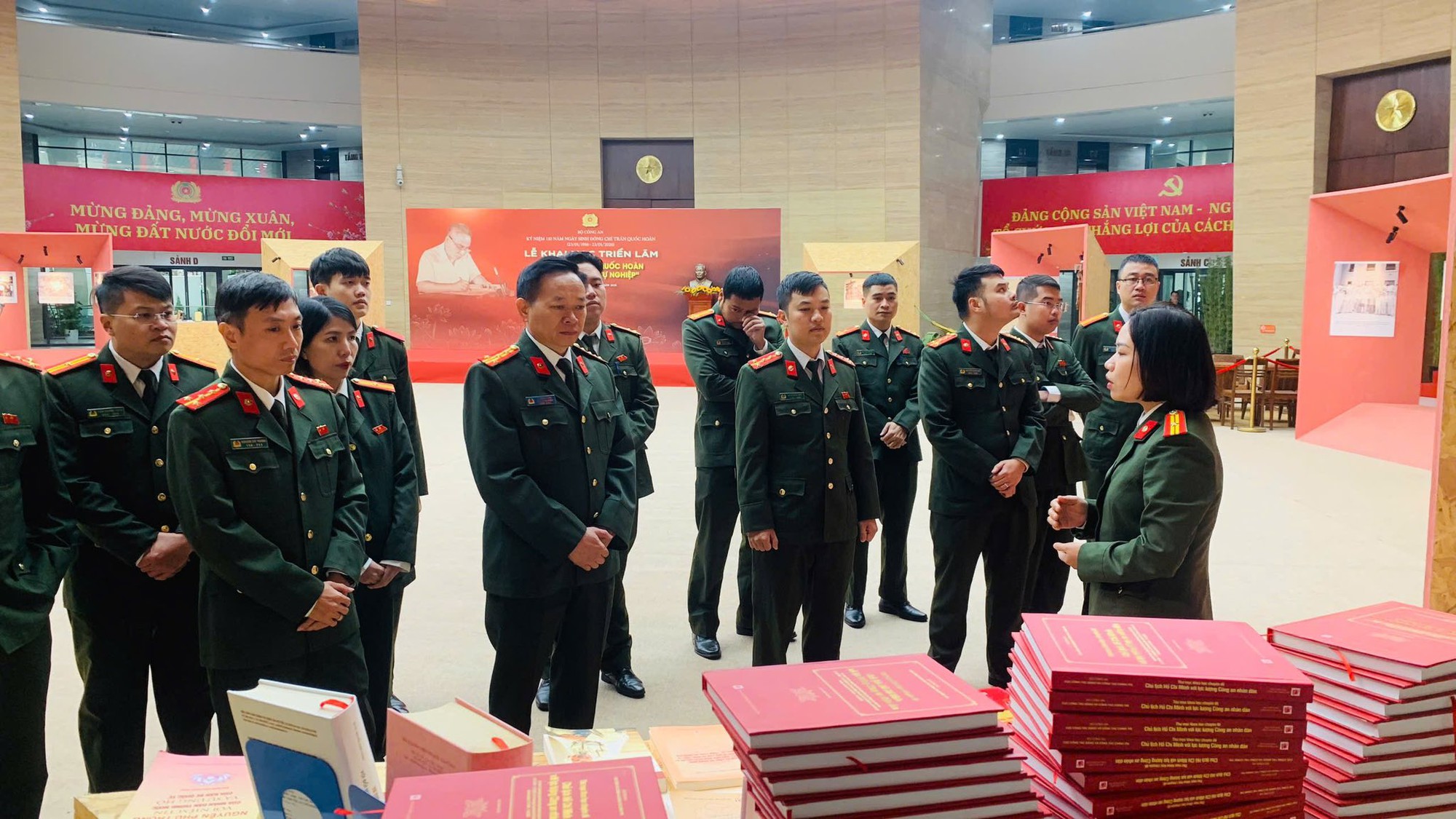 Phòng An ninh mạng và phòng, chống tội phạm sử dụng công nghệ cao - CATP Hà Nội: “Lá chắn” an ninh vững vàng trên không gian mạng- Ảnh 3. Phòng An ninh mạng và phòng, chống tội phạm sử dụng công nghệ cao - CATP Hà Nội: “Lá chắn” an ninh vững vàng trên không gian mạng- Ảnh 3.