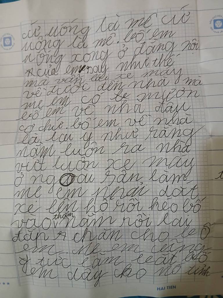 Thấy "miếng r&aacute;c" b&ecirc;n h&ocirc;ng cặp s&aacute;ch của con, b&agrave; mẹ mở ra đọc rồi hết hồn: Cười th&igrave; cười đấy m&agrave; bao nhi&ecirc;u người cũng rơi nước mắt- Ảnh 2.