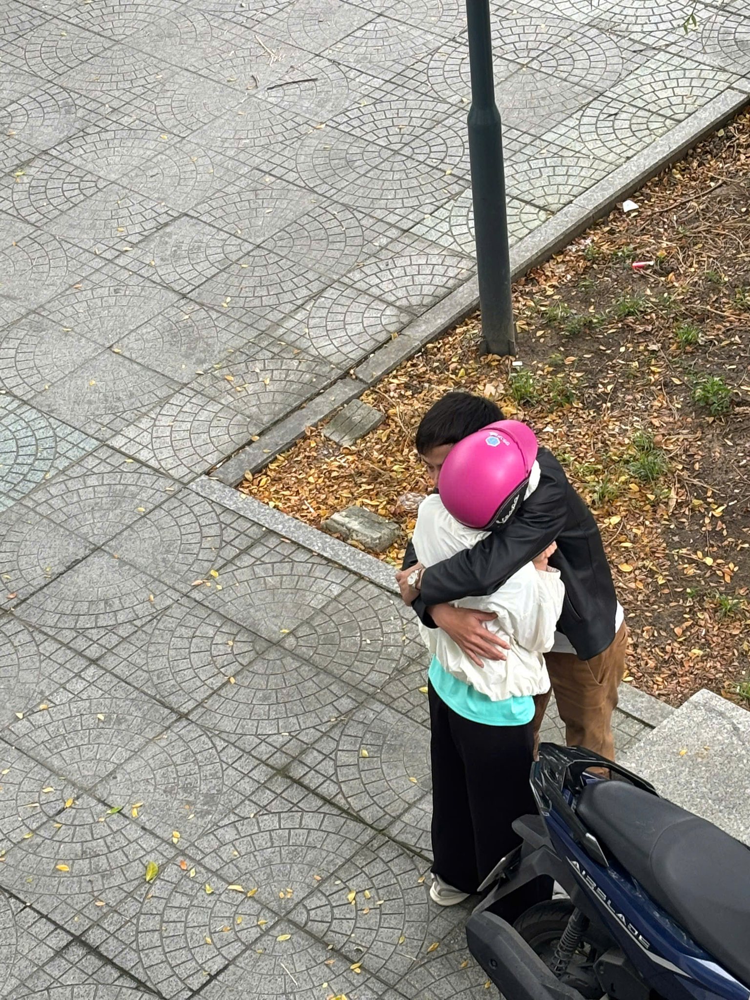 Một tin báo mất tích, 3 giờ truy tìm nghẹt thở: Công an tìm thấy nữ sinh 2007 ở nơi không ai ngờ tới, cái ôm đoàn tụ nghẹn lòng- Ảnh 1.