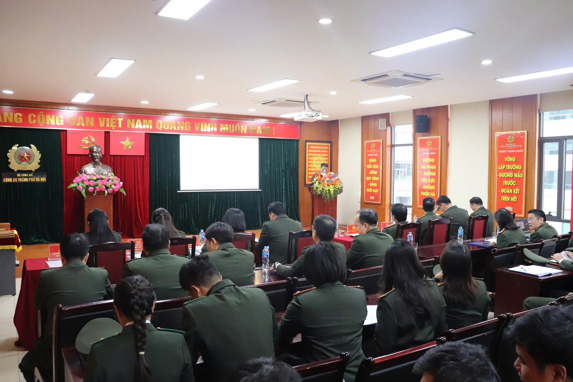 Phòng An ninh mạng và phòng, chống tội phạm sử dụng công nghệ cao - CATP Hà Nội: “Lá chắn” an ninh vững vàng trên không gian mạng- Ảnh 2. Phòng An ninh mạng và phòng, chống tội phạm sử dụng công nghệ cao - CATP Hà Nội: “Lá chắn” an ninh vững vàng trên không gian mạng- Ảnh 2.