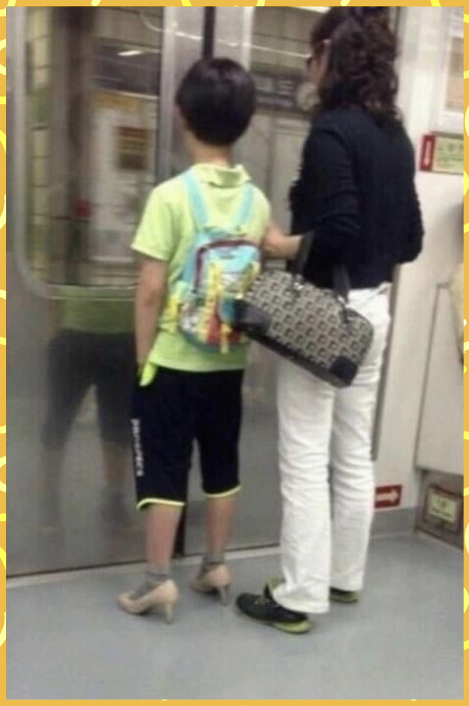 Chi tiết bất thường trong bức ảnh hai mẹ con khiến ng&agrave;n phụ huynh xu&yacute;t xoa: Dạy con sao hay thế!- Ảnh 1.