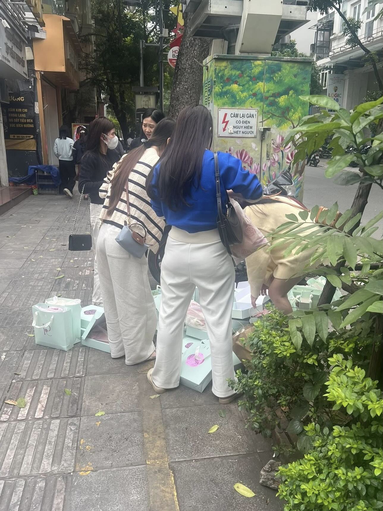 Drama săn &aacute;o d&agrave;i ồn nhất l&uacute;c n&agrave;y: Mua kh&oacute; hơn v&agrave;ng, brand nhận b&atilde;o phẫn nộ về c&aacute;ch xử l&yacute;- Ảnh 13.