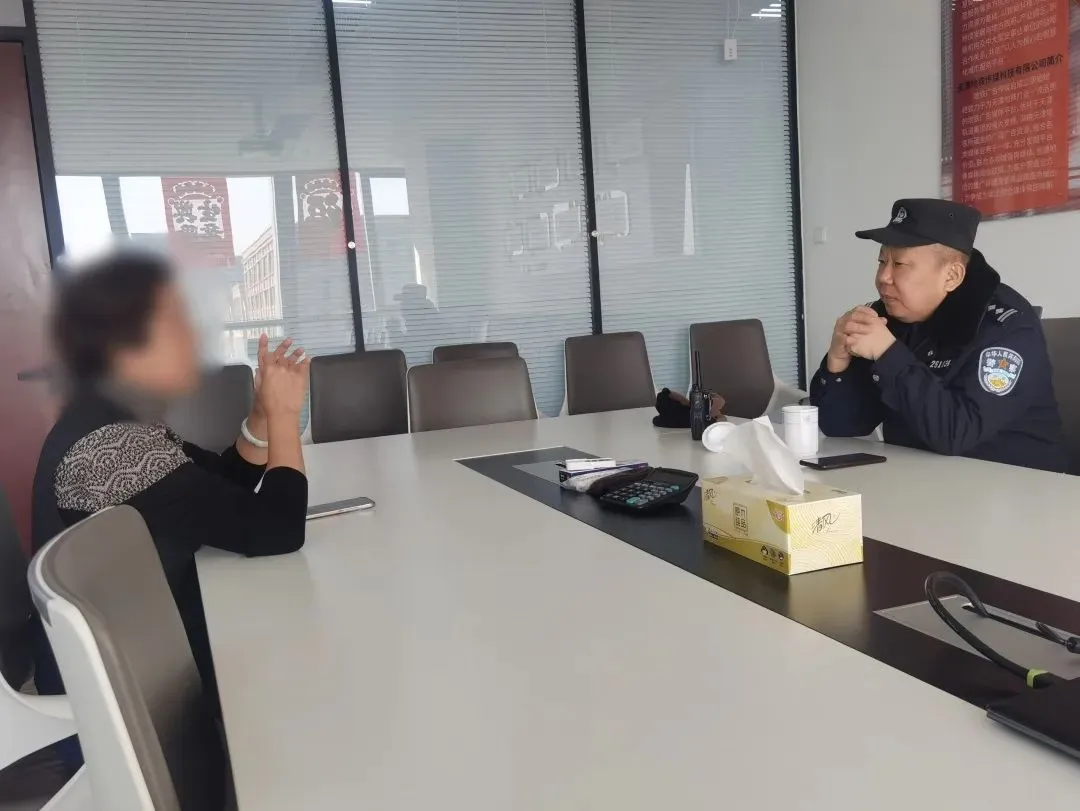 Ph&aacute;t hiện hơn 38 triệu đồng tiền mặt nằm chơ vơ ở khay tiền của c&acirc;y ATM: C&ocirc;ng an kiểm tra camera an ninh nhận ra điều kỳ lạ- Ảnh 1.