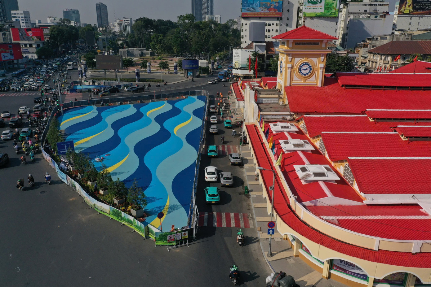 Chợ Bến Th&agrave;nh kh&aacute;c lạ với 's&oacute;ng nước bập bềnh'- Ảnh 2.