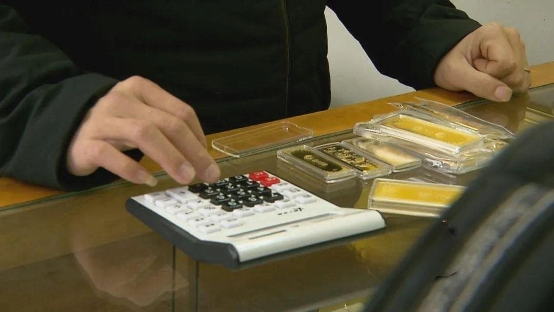 Nam thanh ni&ecirc;n chi 6 tỷ đồng mua v&agrave;ng rồi b&aacute;n lỗ 700 triệu trong 1 ng&agrave;y, c&ocirc;ng an ph&aacute;t hiện bất thường trong nh&agrave; vệ sinh- Ảnh 3.