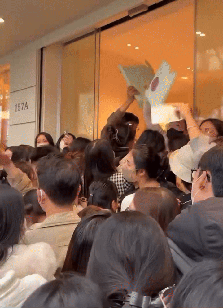 Drama săn &aacute;o d&agrave;i ồn nhất l&uacute;c n&agrave;y: Mua kh&oacute; hơn v&agrave;ng, brand nhận b&atilde;o phẫn nộ về c&aacute;ch xử l&yacute;- Ảnh 18.