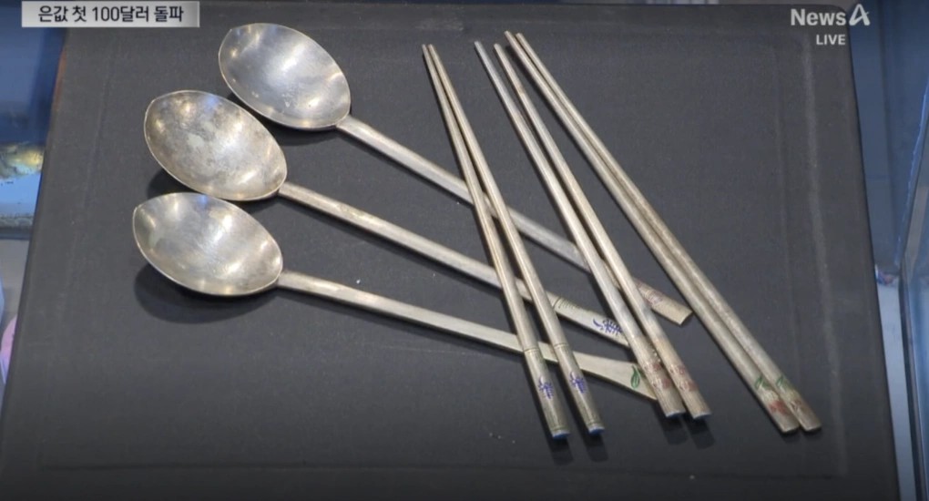 Cảnh tượng chưa từng c&oacute;: Gi&aacute; bạc lập đỉnh, người d&acirc;n xếp h&agrave;ng b&aacute;n th&igrave;a dĩa cũ kiếm lời- Ảnh 3.