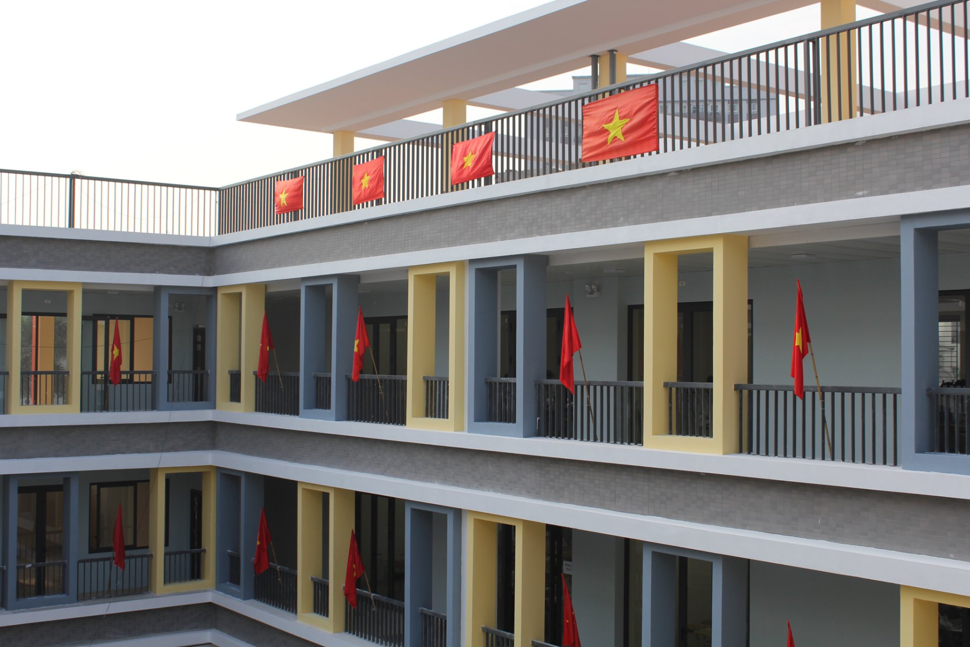 1 trường THPT c&ocirc;ng lập ở H&agrave; Nội lột x&aacute;c ho&agrave;n to&agrave;n: Từ cũ kỹ giờ TO ĐẸP qu&aacute; đỗi, bước v&agrave;o m&agrave; cứ ngỡ đang đ&oacute;ng phim thanh xu&acirc;n!- Ảnh 5.