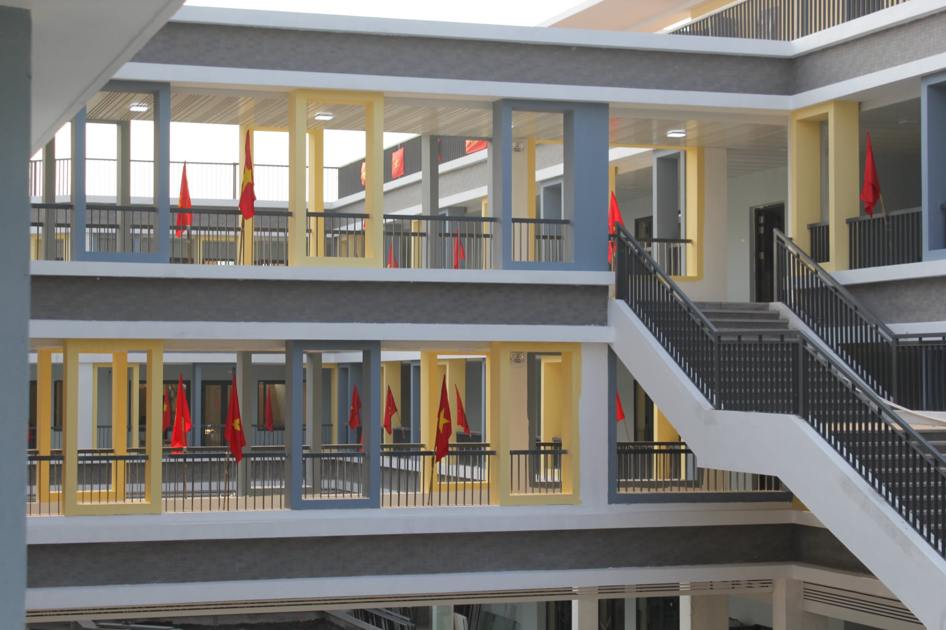 1 trường THPT c&ocirc;ng lập ở H&agrave; Nội lột x&aacute;c ho&agrave;n to&agrave;n: Từ cũ kỹ giờ TO ĐẸP qu&aacute; đỗi, bước v&agrave;o m&agrave; cứ ngỡ đang đ&oacute;ng phim thanh xu&acirc;n!- Ảnh 8.