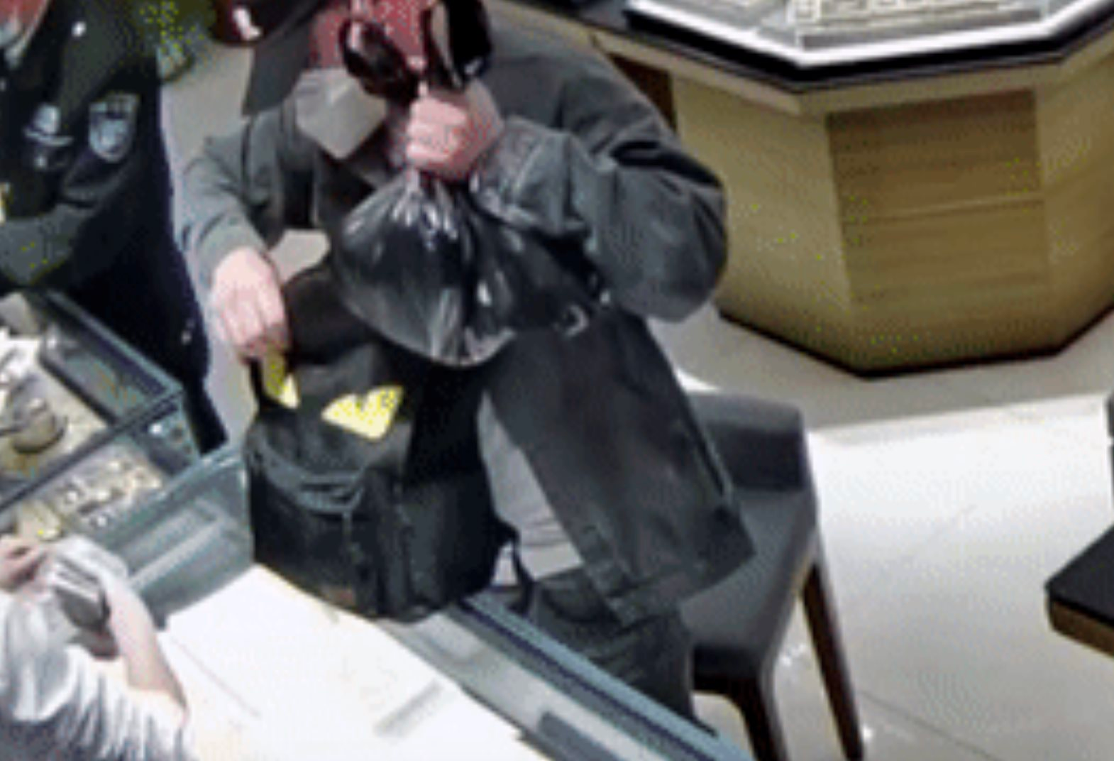 Nam thanh ni&ecirc;n chi 6 tỷ đồng mua v&agrave;ng rồi b&aacute;n lỗ 700 triệu trong 1 ng&agrave;y, c&ocirc;ng an ph&aacute;t hiện bất thường trong nh&agrave; vệ sinh- Ảnh 2.