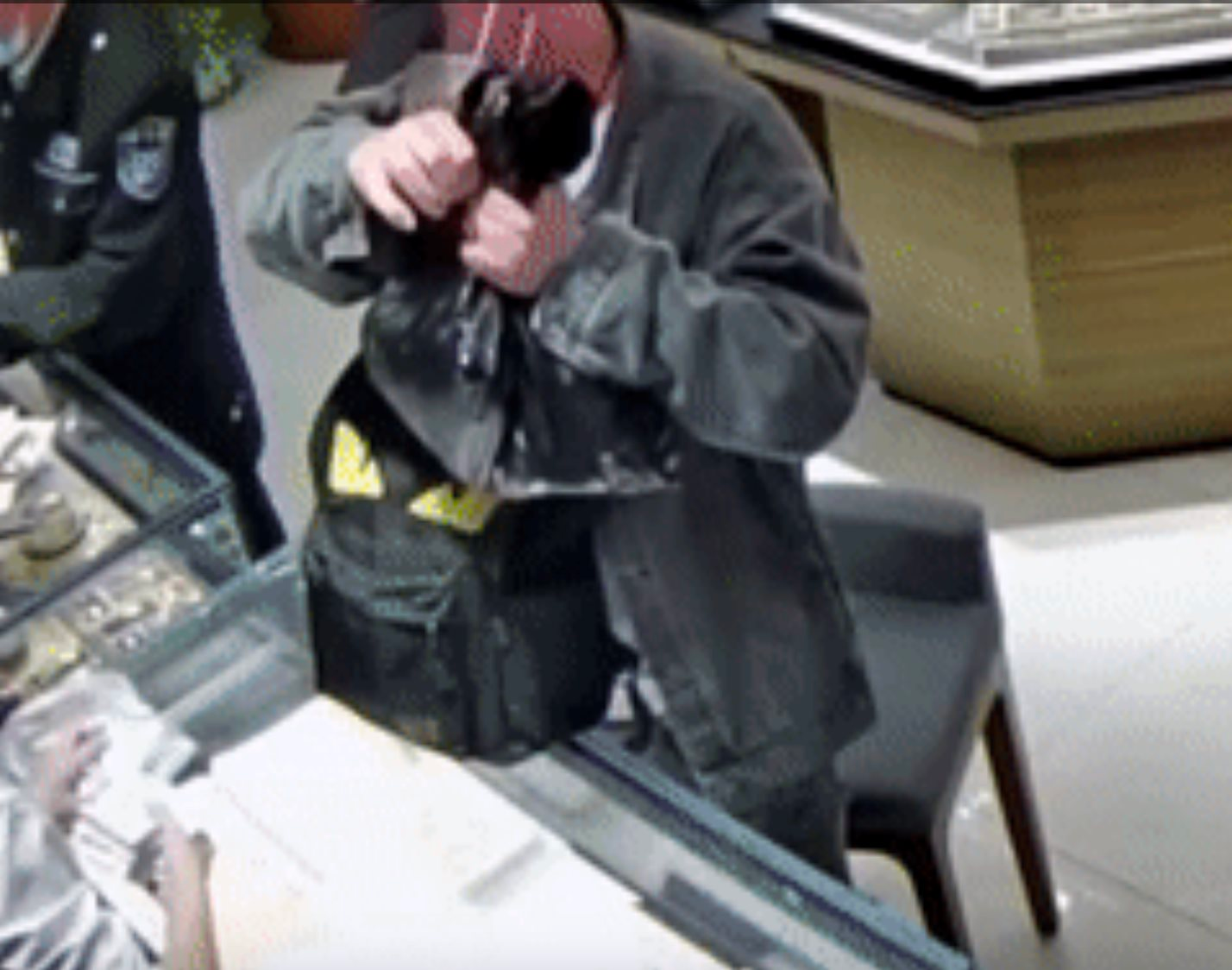 Nam thanh ni&ecirc;n chi 6 tỷ đồng mua v&agrave;ng rồi b&aacute;n lỗ 700 triệu trong 1 ng&agrave;y, c&ocirc;ng an ph&aacute;t hiện bất thường trong nh&agrave; vệ sinh- Ảnh 1.