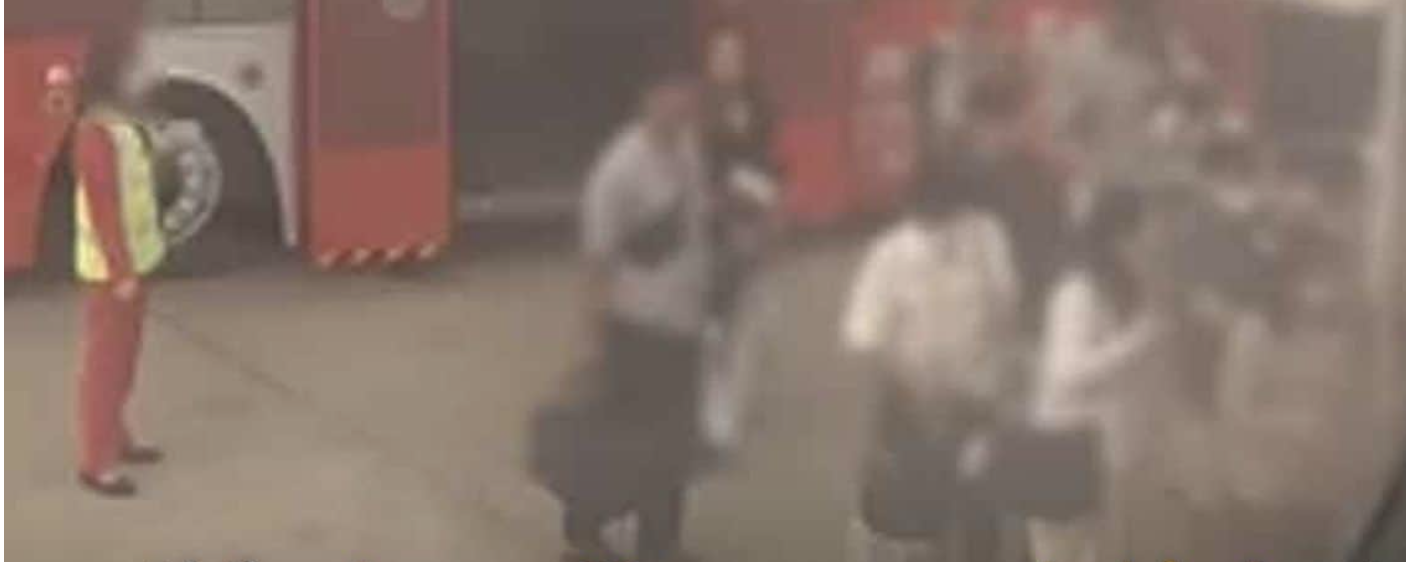 AirAsia "bỏ quên" 23 hành khách trên xe buýt khi máy bay sắp cất cánh- Ảnh 2. AirAsia "bỏ quên" 23 hành khách trên xe buýt khi máy bay sắp cất cánh- Ảnh 2.