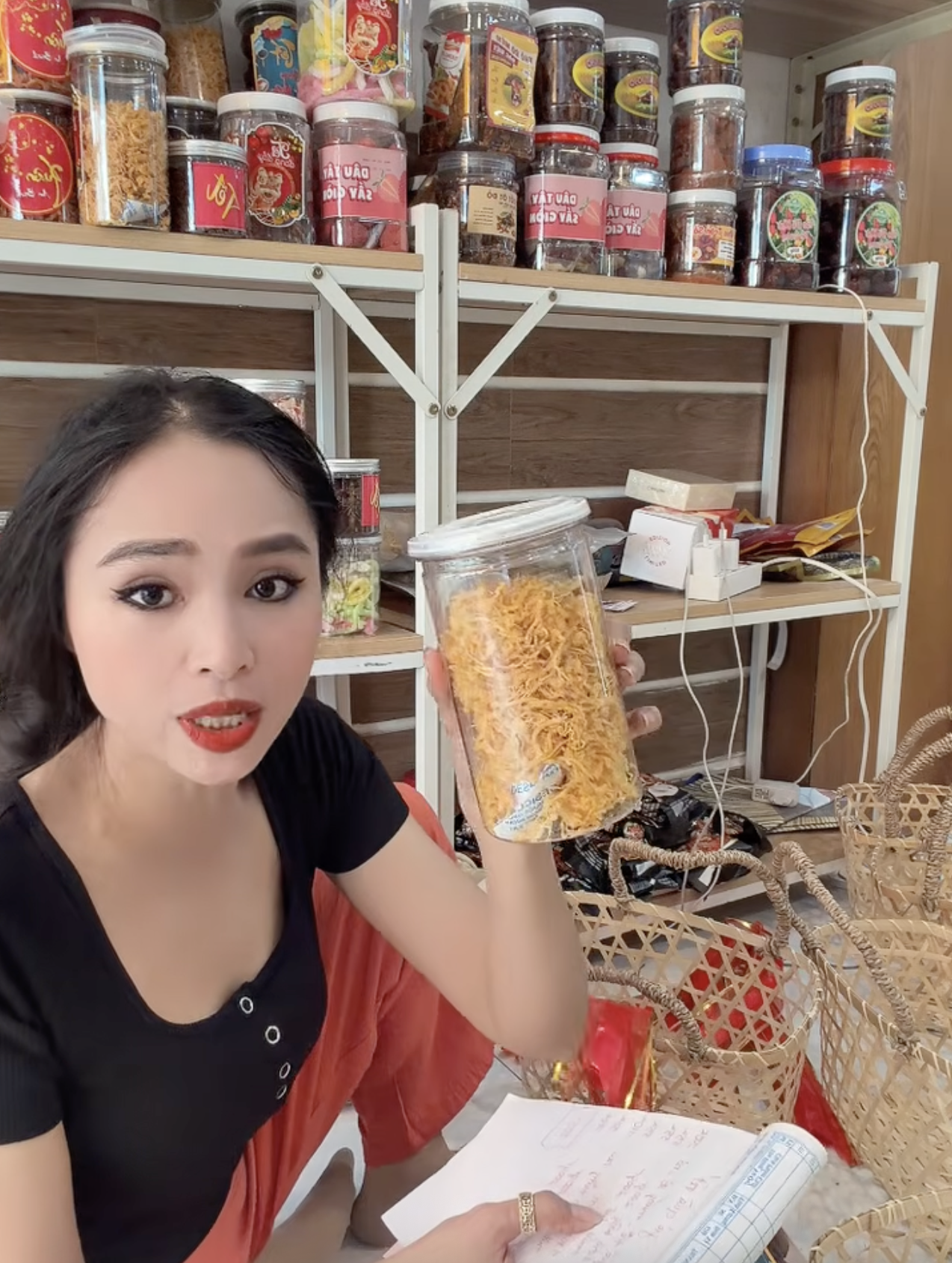 Drama qu&agrave; Tết 2026 tới: Hồng Loan b&aacute;n 549k khẳng định h&agrave;ng c&ocirc;ng ty, B&iacute;ch Tr&acirc;m b&aacute;n 500k vẫn kh&ocirc;ng qu&ecirc;n c&agrave; khịa- Ảnh 9.