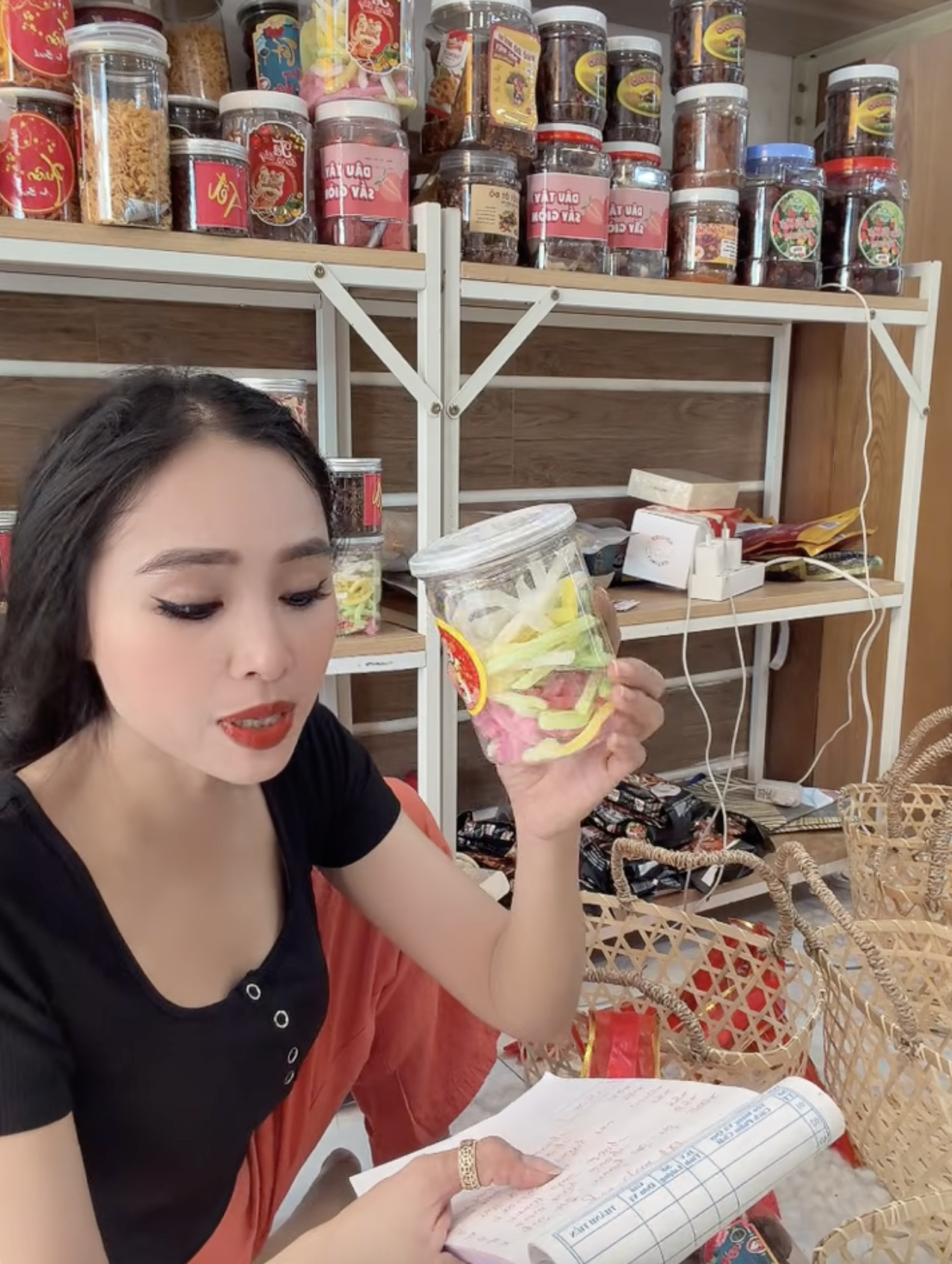 Drama qu&agrave; Tết 2026 tới: Hồng Loan b&aacute;n 549k khẳng định h&agrave;ng c&ocirc;ng ty, B&iacute;ch Tr&acirc;m b&aacute;n 500k vẫn kh&ocirc;ng qu&ecirc;n c&agrave; khịa- Ảnh 10.