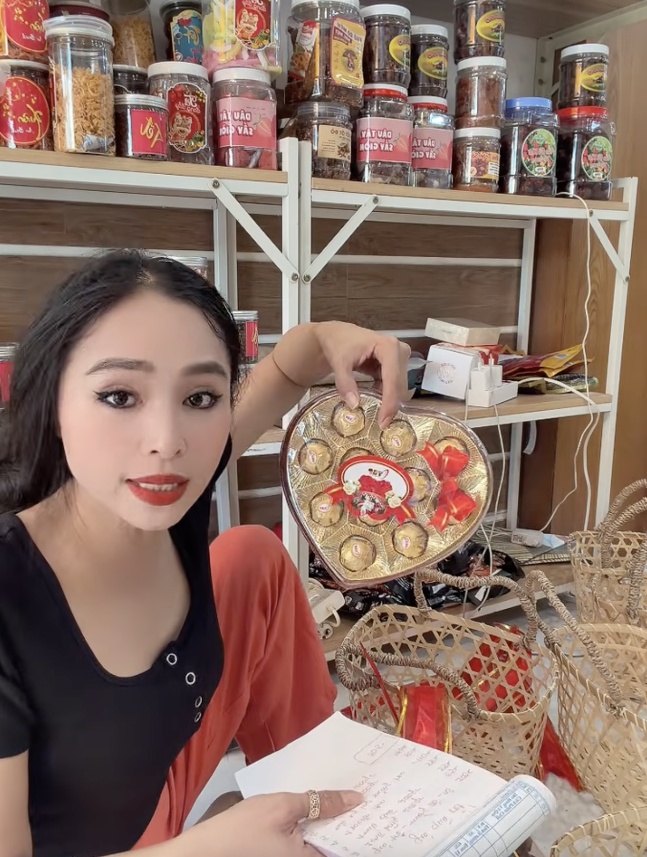 Drama qu&agrave; Tết 2026 tới: Hồng Loan b&aacute;n 549k khẳng định h&agrave;ng c&ocirc;ng ty, B&iacute;ch Tr&acirc;m b&aacute;n 500k vẫn kh&ocirc;ng qu&ecirc;n c&agrave; khịa- Ảnh 11.