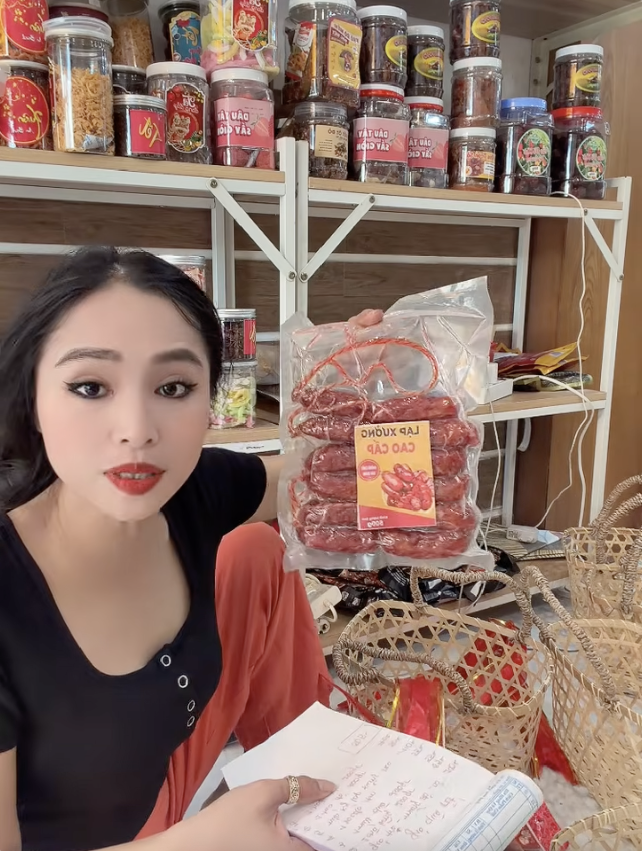 Drama qu&agrave; Tết 2026 tới: Hồng Loan b&aacute;n 549k khẳng định h&agrave;ng c&ocirc;ng ty, B&iacute;ch Tr&acirc;m b&aacute;n 500k vẫn kh&ocirc;ng qu&ecirc;n c&agrave; khịa- Ảnh 12.