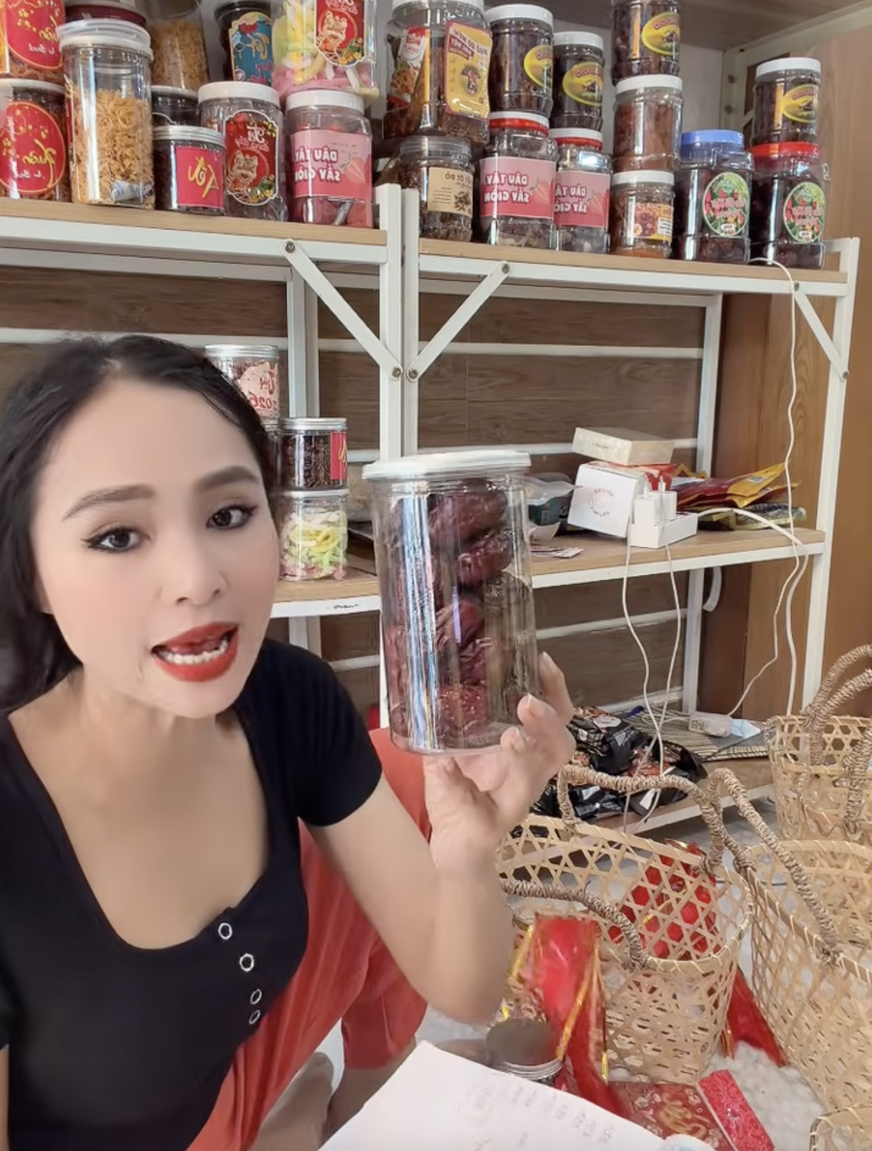 Drama qu&agrave; Tết 2026 tới: Hồng Loan b&aacute;n 549k khẳng định h&agrave;ng c&ocirc;ng ty, B&iacute;ch Tr&acirc;m b&aacute;n 500k vẫn kh&ocirc;ng qu&ecirc;n c&agrave; khịa- Ảnh 13.