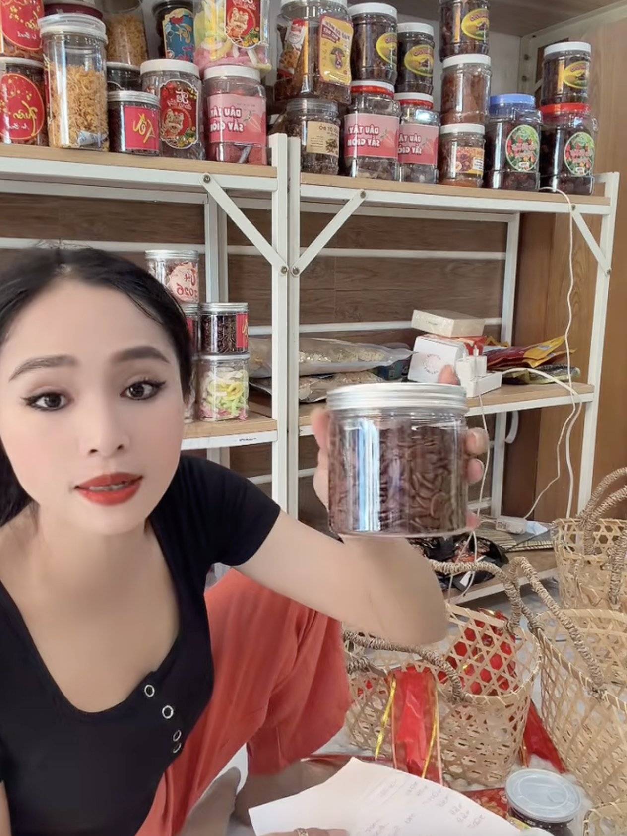 Drama qu&agrave; Tết 2026 tới: Hồng Loan b&aacute;n 549k khẳng định h&agrave;ng c&ocirc;ng ty, B&iacute;ch Tr&acirc;m b&aacute;n 500k vẫn kh&ocirc;ng qu&ecirc;n c&agrave; khịa- Ảnh 14.