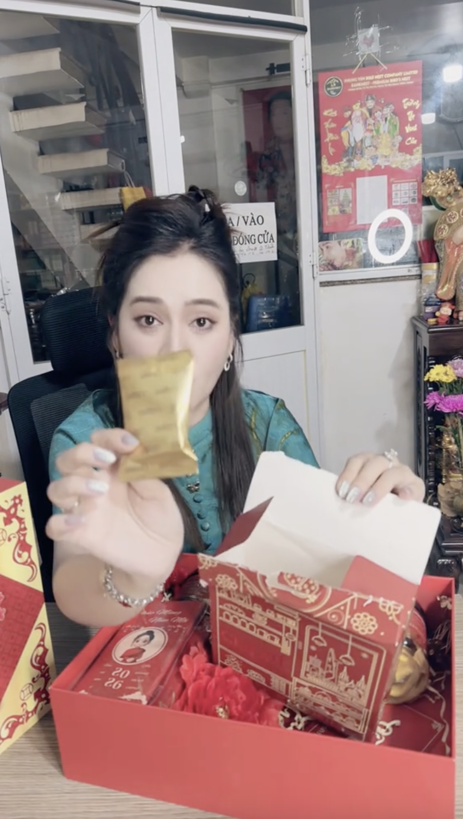 Drama qu&agrave; Tết 2026 tới: Hồng Loan b&aacute;n 549k khẳng định h&agrave;ng c&ocirc;ng ty, B&iacute;ch Tr&acirc;m b&aacute;n 500k vẫn kh&ocirc;ng qu&ecirc;n c&agrave; khịa- Ảnh 2.