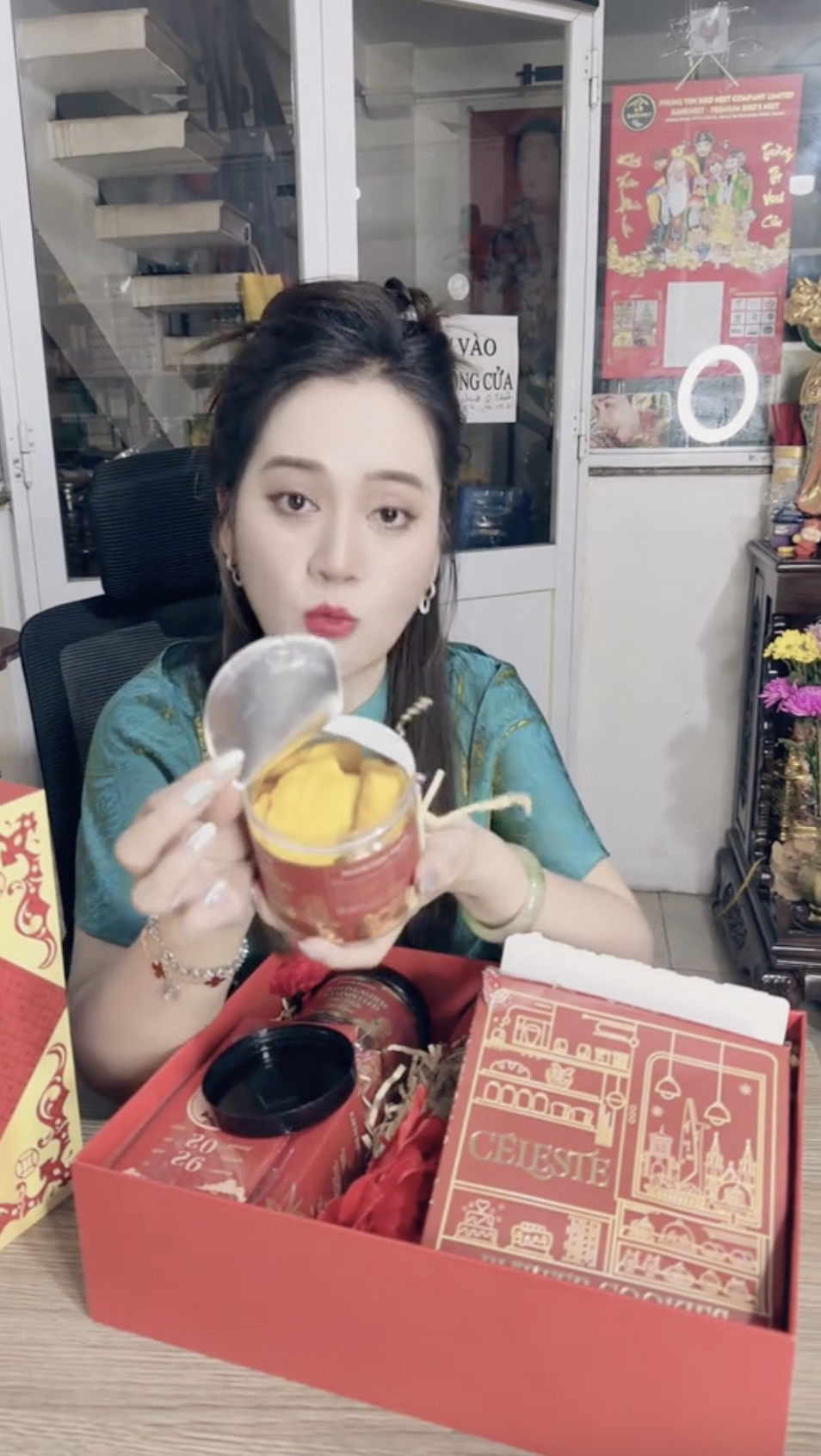 Drama qu&agrave; Tết 2026 tới: Hồng Loan b&aacute;n 549k khẳng định h&agrave;ng c&ocirc;ng ty, B&iacute;ch Tr&acirc;m b&aacute;n 500k vẫn kh&ocirc;ng qu&ecirc;n c&agrave; khịa- Ảnh 3.