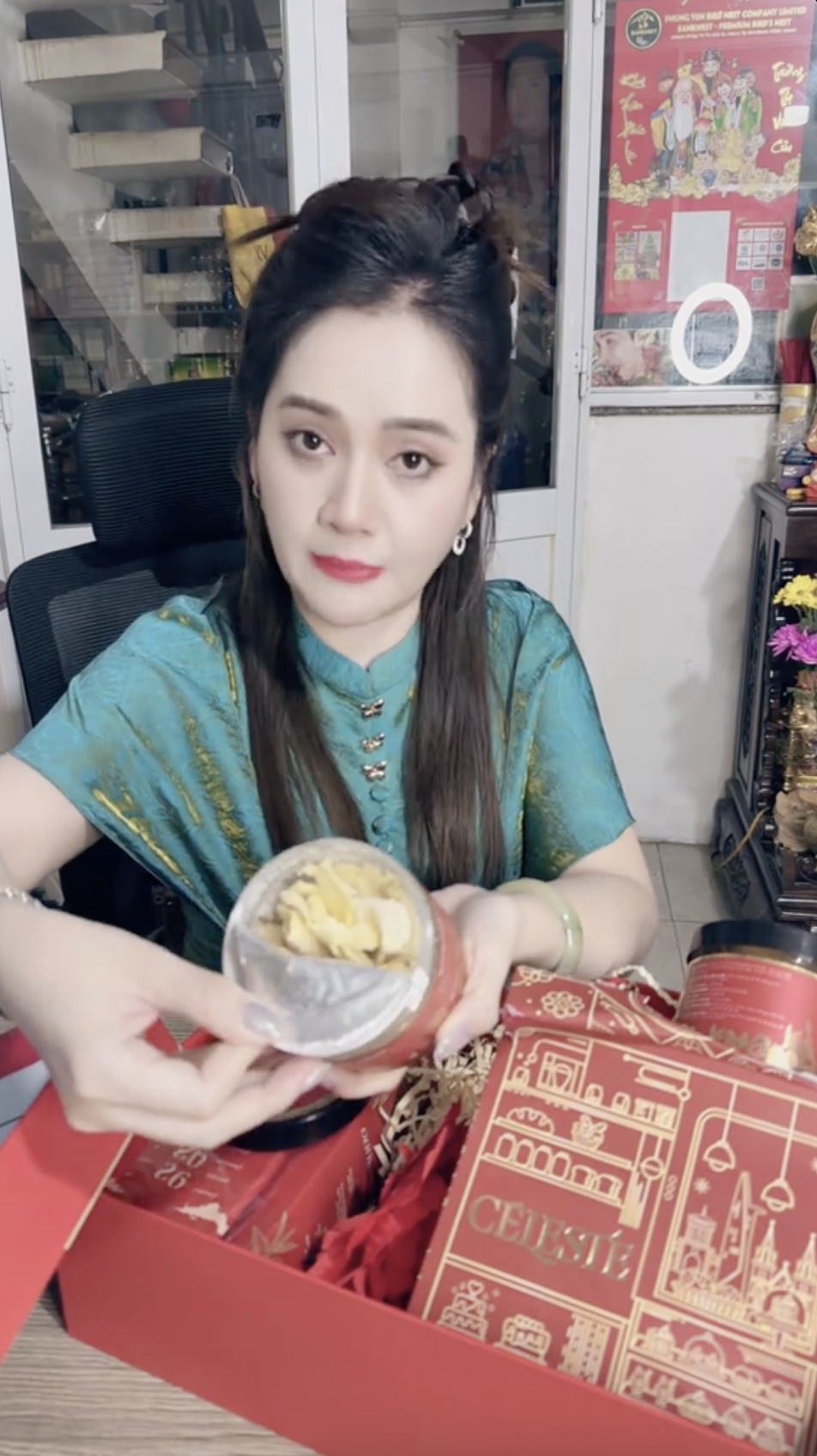 Drama qu&agrave; Tết 2026 tới: Hồng Loan b&aacute;n 549k khẳng định h&agrave;ng c&ocirc;ng ty, B&iacute;ch Tr&acirc;m b&aacute;n 500k vẫn kh&ocirc;ng qu&ecirc;n c&agrave; khịa- Ảnh 5.