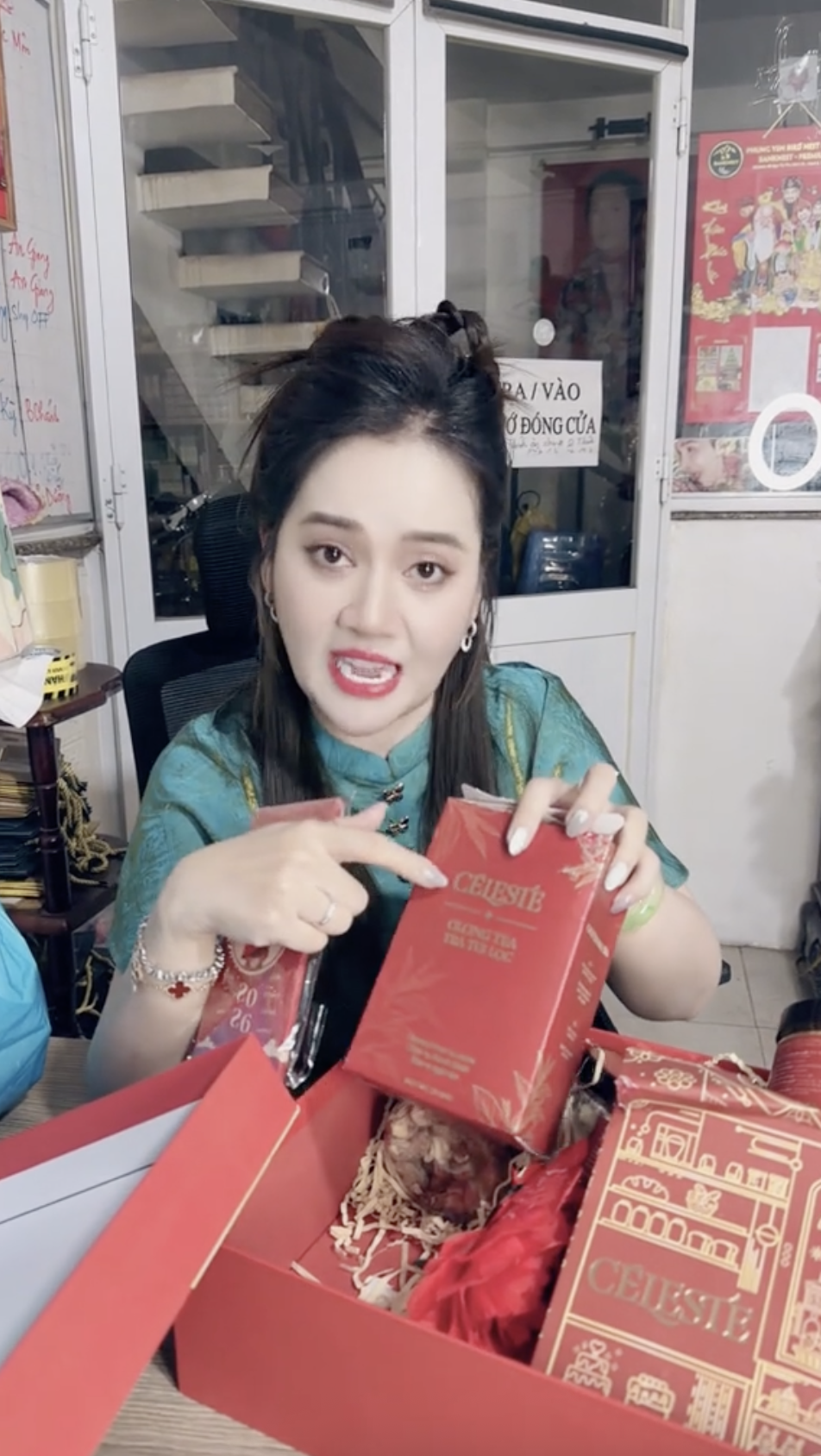 Drama qu&agrave; Tết 2026 tới: Hồng Loan b&aacute;n 549k khẳng định h&agrave;ng c&ocirc;ng ty, B&iacute;ch Tr&acirc;m b&aacute;n 500k vẫn kh&ocirc;ng qu&ecirc;n c&agrave; khịa- Ảnh 7.