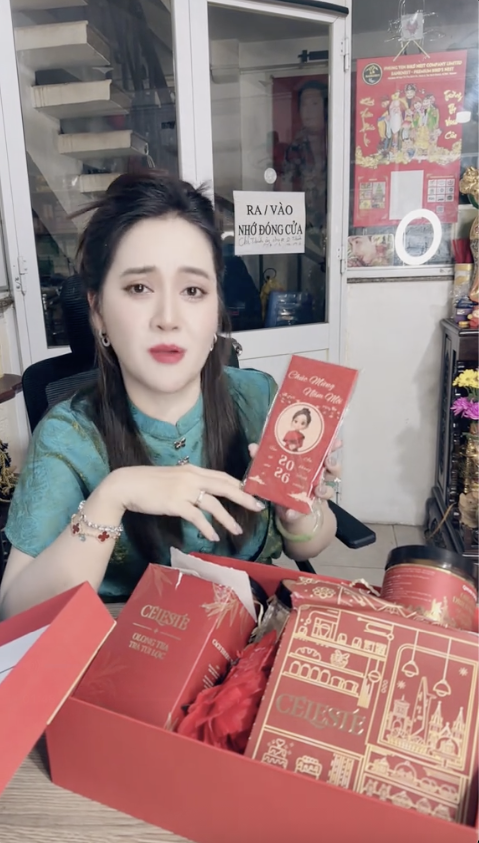 Drama qu&agrave; Tết 2026 tới: Hồng Loan b&aacute;n 549k khẳng định h&agrave;ng c&ocirc;ng ty, B&iacute;ch Tr&acirc;m b&aacute;n 500k vẫn kh&ocirc;ng qu&ecirc;n c&agrave; khịa- Ảnh 6.