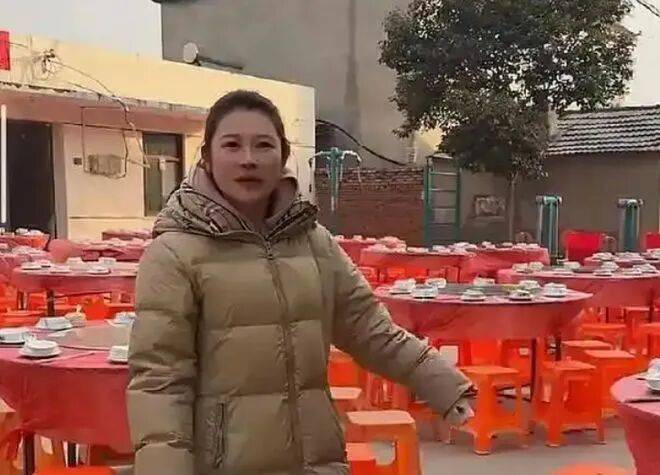 Bắt chước trend mời người lạ đến ăn tiệc, c&ocirc; g&aacute;i b&agrave;y 100 m&acirc;m cỗ nhưng kh&ocirc;ng một ai đến- Ảnh 1.