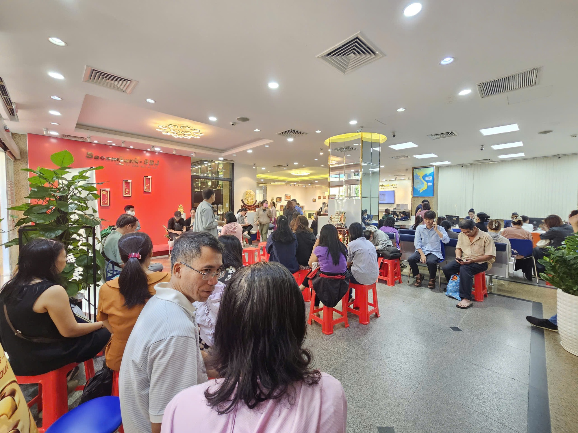 Giá bạc hôm nay 29-1: Bạc Phú Quý tăng hơn 50% trong một tháng, nhiều người xếp hàng từ sáng sớm- Ảnh 1. Giá bạc hôm nay 29-1: Bạc Phú Quý tăng hơn 50% trong một tháng, nhiều người xếp hàng từ sáng sớm- Ảnh 1.