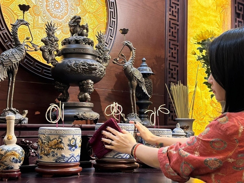 Bao sái bàn thờ đúng cách đón tài lộc: Chuyên gia hướng dẫn trình tự lau, không lau bát hương đầu tiên- Ảnh 1. Bao sái bàn thờ đúng cách đón tài lộc: Chuyên gia hướng dẫn trình tự lau, không lau bát hương đầu tiên- Ảnh 1.