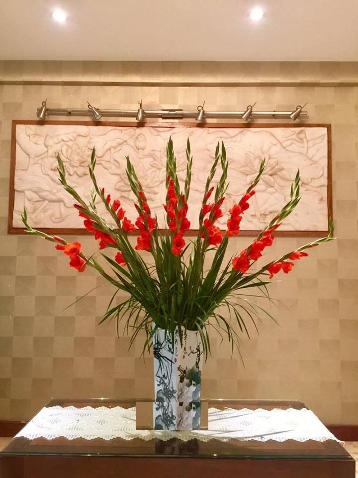 5 loại hoa NÊN trưng bàn thờ Tết: Giữ cát khí, tụ phúc lành, đón lộc đầu năm- Ảnh 2. 5 loại hoa NÊN trưng bàn thờ Tết: Giữ cát khí, tụ phúc lành, đón lộc đầu năm- Ảnh 2.