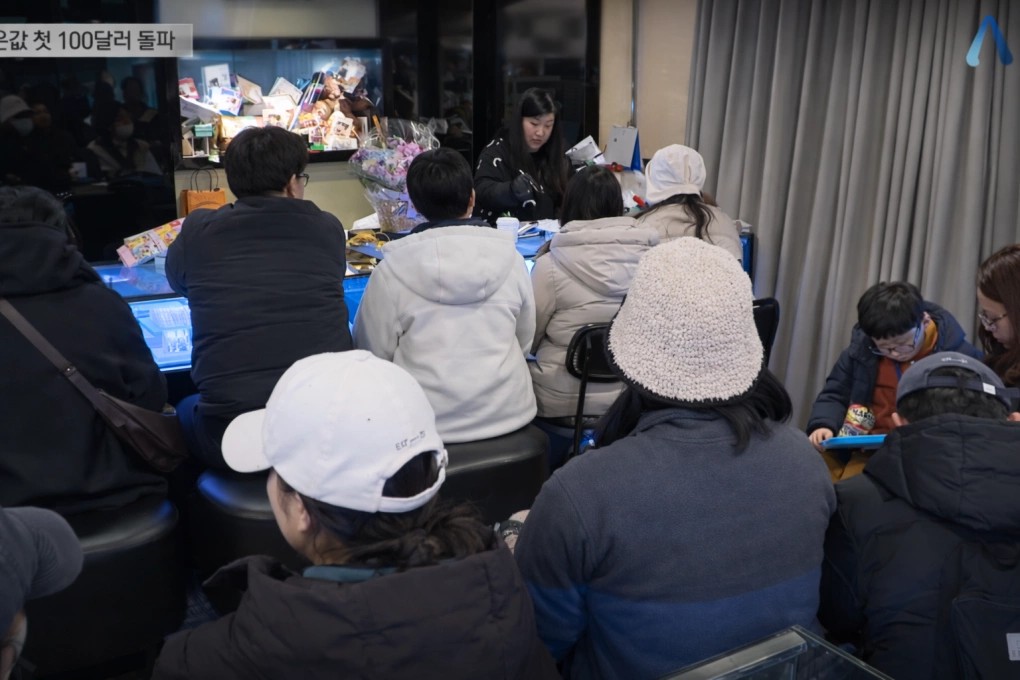 Cảnh tượng chưa từng c&oacute;: Gi&aacute; bạc lập đỉnh, người d&acirc;n xếp h&agrave;ng b&aacute;n th&igrave;a dĩa cũ kiếm lời- Ảnh 1.