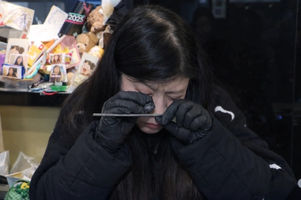 Cảnh tượng chưa từng c&oacute;: Gi&aacute; bạc lập đỉnh, người d&acirc;n xếp h&agrave;ng b&aacute;n th&igrave;a dĩa cũ kiếm lời- Ảnh 2.