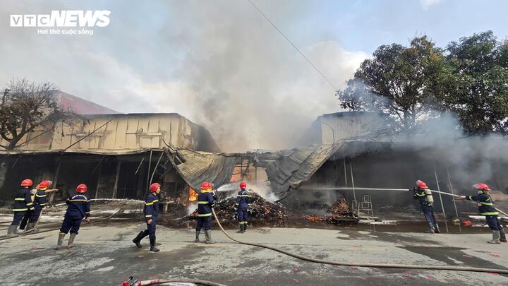 Ch&aacute;y dữ dội khu phố ở Bắc Ninh, 6 cửa h&agrave;ng b&aacute;n v&agrave;ng m&atilde; bị thi&ecirc;u rụi- Ảnh 1.