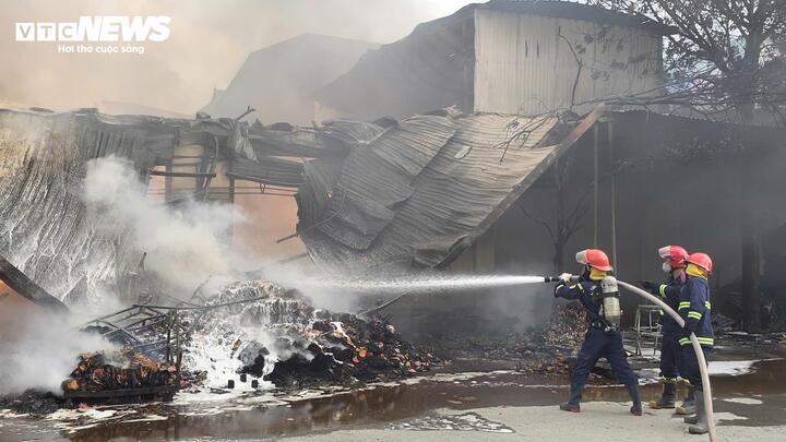 Ch&aacute;y dữ dội khu phố ở Bắc Ninh, 6 cửa h&agrave;ng b&aacute;n v&agrave;ng m&atilde; bị thi&ecirc;u rụi- Ảnh 2.