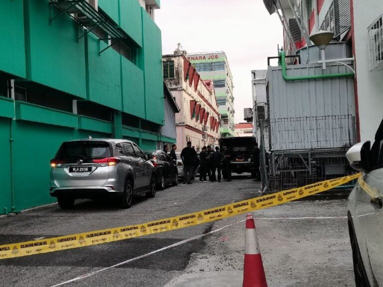 Mẹ chở con tr&ecirc;n &ocirc; t&ocirc; nhưng qu&ecirc;n kh&ocirc;ng đưa đến nh&agrave; trẻ, 5 giờ chiều mới nhớ ra v&agrave; c&aacute;i kết muộn m&agrave;ng- Ảnh 1.