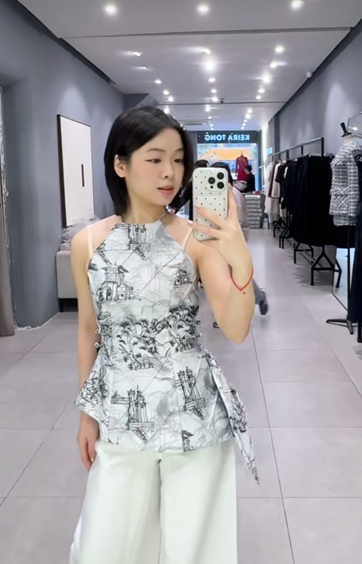 Theo chân cô nàng 1m55, thử loạt áo dài Tết của các local brand Việt: Đâu là thiết kế tôn dáng nhất?- Ảnh 3. Theo chân cô nàng 1m55, thử loạt áo dài Tết của các local brand Việt: Đâu là thiết kế tôn dáng nhất?- Ảnh 3.