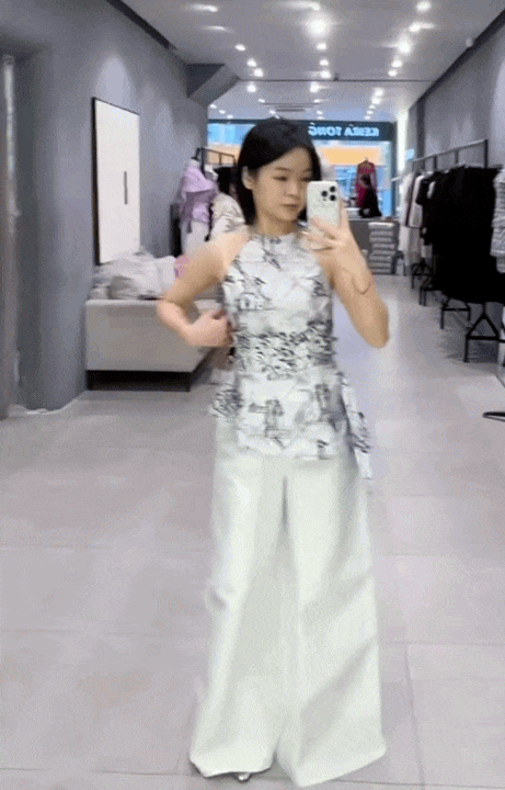 Theo chân cô nàng 1m55, thử loạt áo dài Tết của các local brand Việt: Đâu là thiết kế tôn dáng nhất?- Ảnh 4. Theo chân cô nàng 1m55, thử loạt áo dài Tết của các local brand Việt: Đâu là thiết kế tôn dáng nhất?- Ảnh 4.