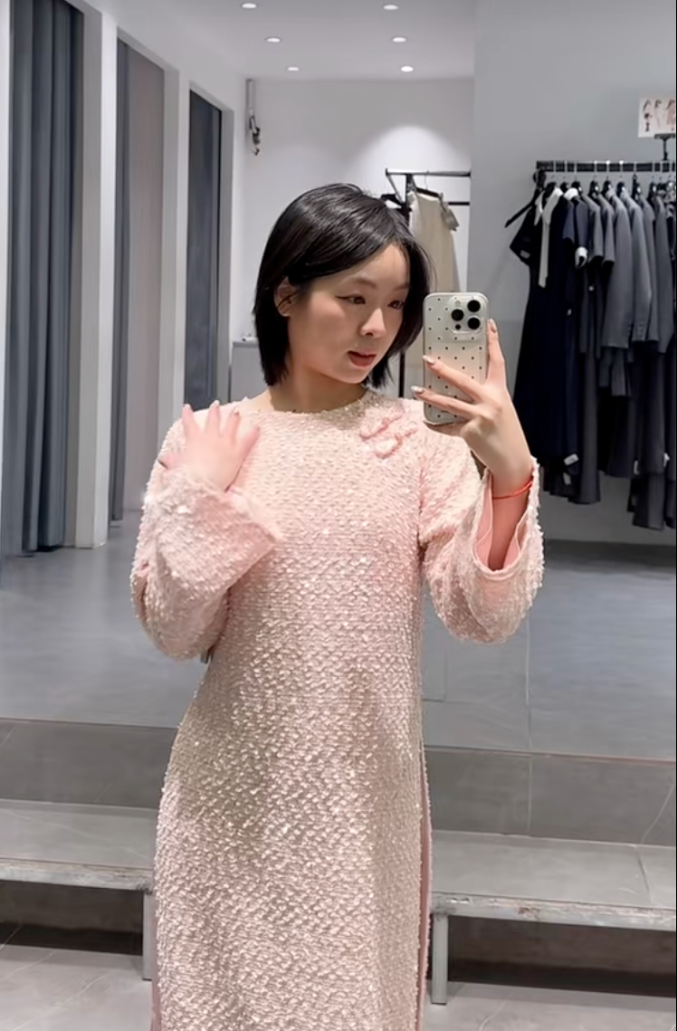 Theo chân cô nàng 1m55, thử loạt áo dài Tết của các local brand Việt: Đâu là thiết kế tôn dáng nhất?- Ảnh 17. Theo chân cô nàng 1m55, thử loạt áo dài Tết của các local brand Việt: Đâu là thiết kế tôn dáng nhất?- Ảnh 17.