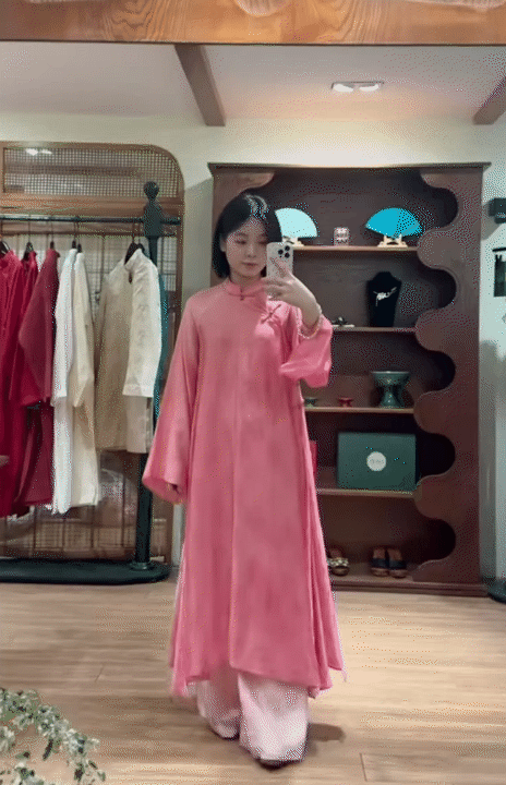 Theo chân cô nàng 1m55, thử loạt áo dài Tết của các local brand Việt: Đâu là thiết kế tôn dáng nhất?- Ảnh 19. Theo chân cô nàng 1m55, thử loạt áo dài Tết của các local brand Việt: Đâu là thiết kế tôn dáng nhất?- Ảnh 19.
