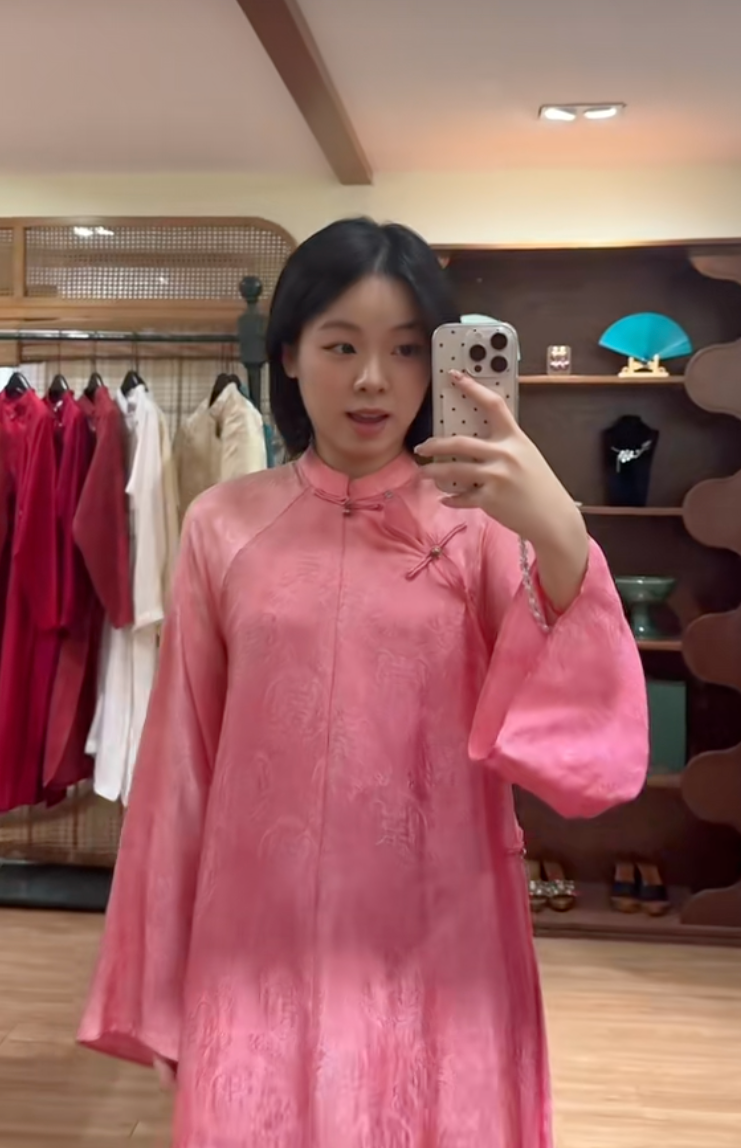 Theo chân cô nàng 1m55, thử loạt áo dài Tết của các local brand Việt: Đâu là thiết kế tôn dáng nhất?- Ảnh 20. Theo chân cô nàng 1m55, thử loạt áo dài Tết của các local brand Việt: Đâu là thiết kế tôn dáng nhất?- Ảnh 20.