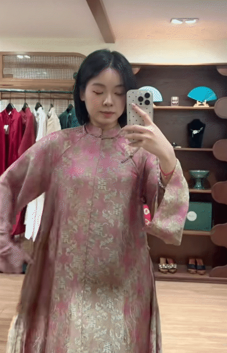 Theo chân cô nàng 1m55, thử loạt áo dài Tết của các local brand Việt: Đâu là thiết kế tôn dáng nhất?- Ảnh 22. Theo chân cô nàng 1m55, thử loạt áo dài Tết của các local brand Việt: Đâu là thiết kế tôn dáng nhất?- Ảnh 22.