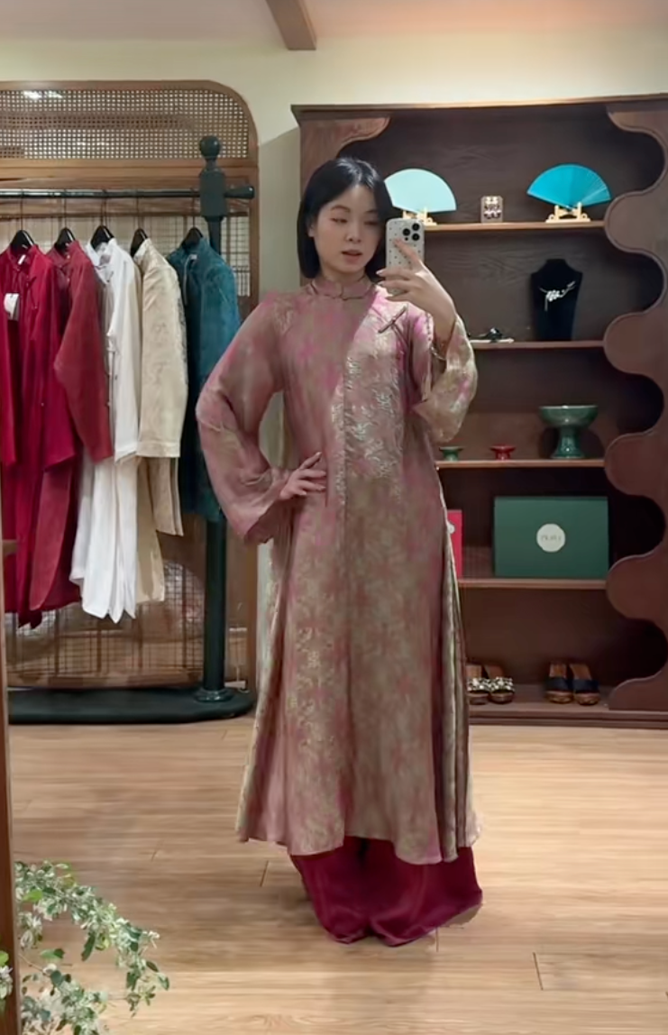 Theo chân cô nàng 1m55, thử loạt áo dài Tết của các local brand Việt: Đâu là thiết kế tôn dáng nhất?- Ảnh 21. Theo chân cô nàng 1m55, thử loạt áo dài Tết của các local brand Việt: Đâu là thiết kế tôn dáng nhất?- Ảnh 21.