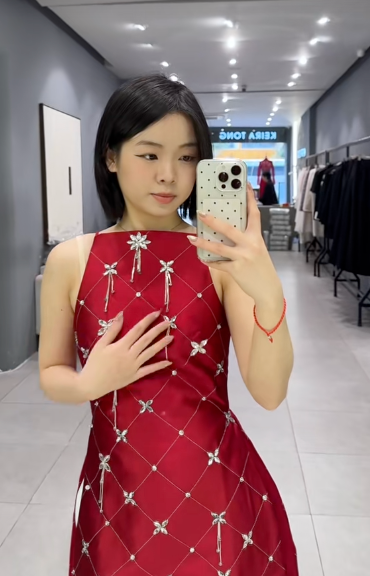 Theo chân cô nàng 1m55, thử loạt áo dài Tết của các local brand Việt: Đâu là thiết kế tôn dáng nhất?- Ảnh 1. Theo chân cô nàng 1m55, thử loạt áo dài Tết của các local brand Việt: Đâu là thiết kế tôn dáng nhất?- Ảnh 1.