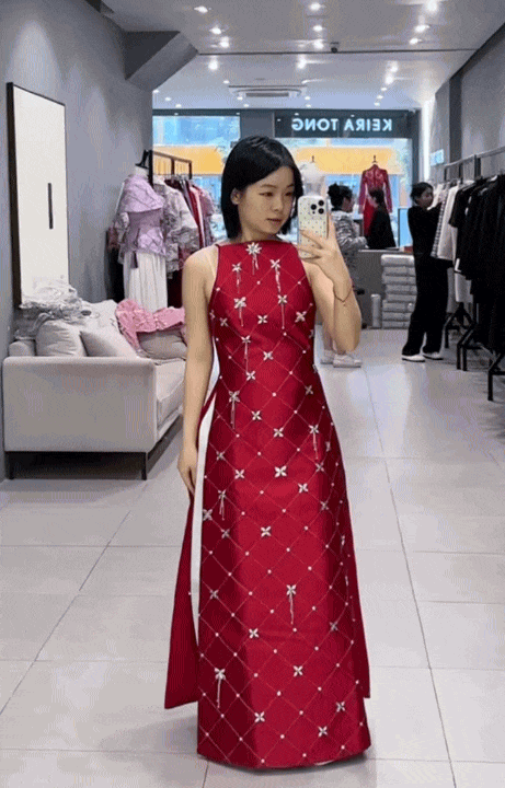 Theo chân cô nàng 1m55, thử loạt áo dài Tết của các local brand Việt: Đâu là thiết kế tôn dáng nhất?- Ảnh 2. Theo chân cô nàng 1m55, thử loạt áo dài Tết của các local brand Việt: Đâu là thiết kế tôn dáng nhất?- Ảnh 2.