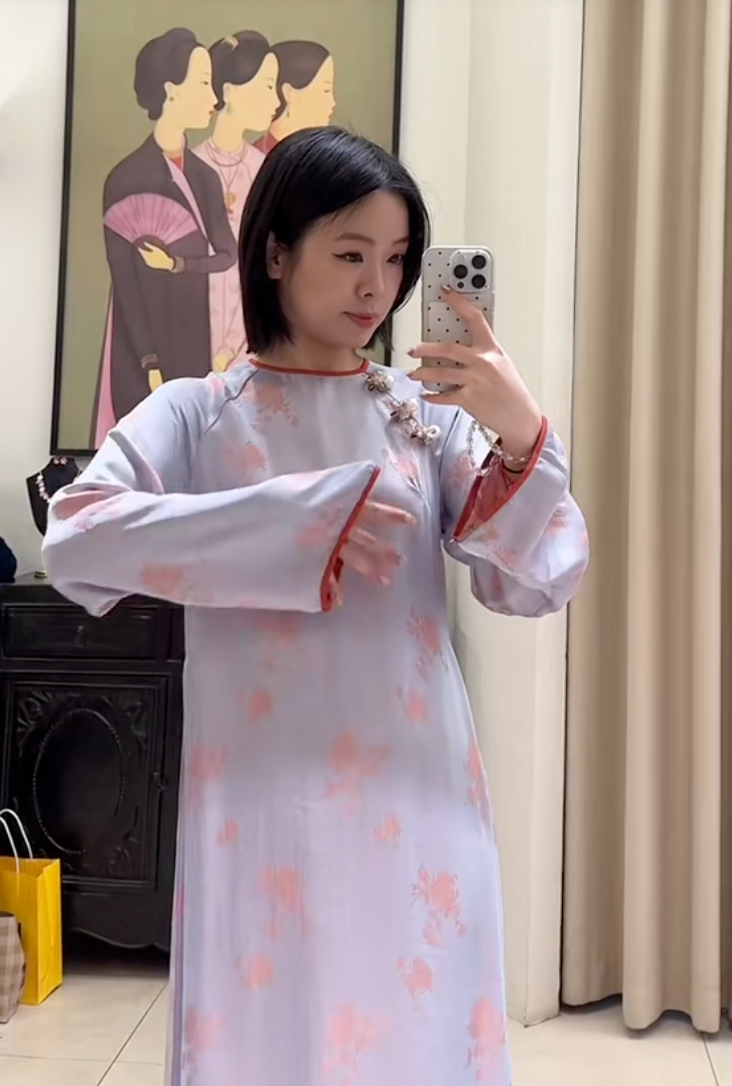 Theo chân cô nàng 1m55, thử loạt áo dài Tết của các local brand Việt: Đâu là thiết kế tôn dáng nhất?- Ảnh 6. Theo chân cô nàng 1m55, thử loạt áo dài Tết của các local brand Việt: Đâu là thiết kế tôn dáng nhất?- Ảnh 6.